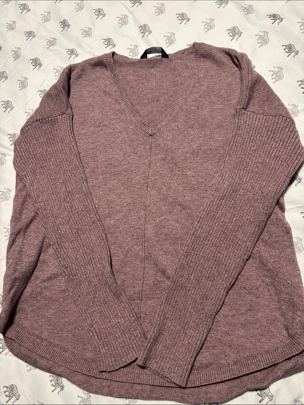 Denver Hayes Mauve Ribbed-Sleeve V-Neck Sweater